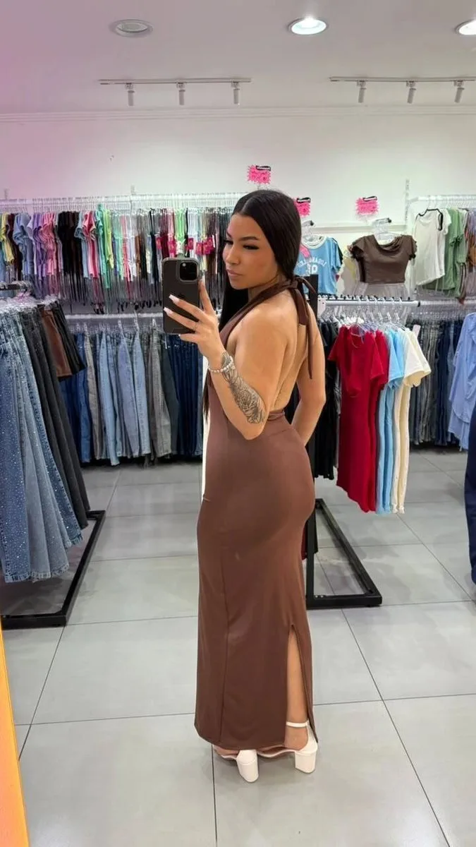 Vestido Suplex Com Decote no Peito e Amarração no Pescoço Marrom - foto 2