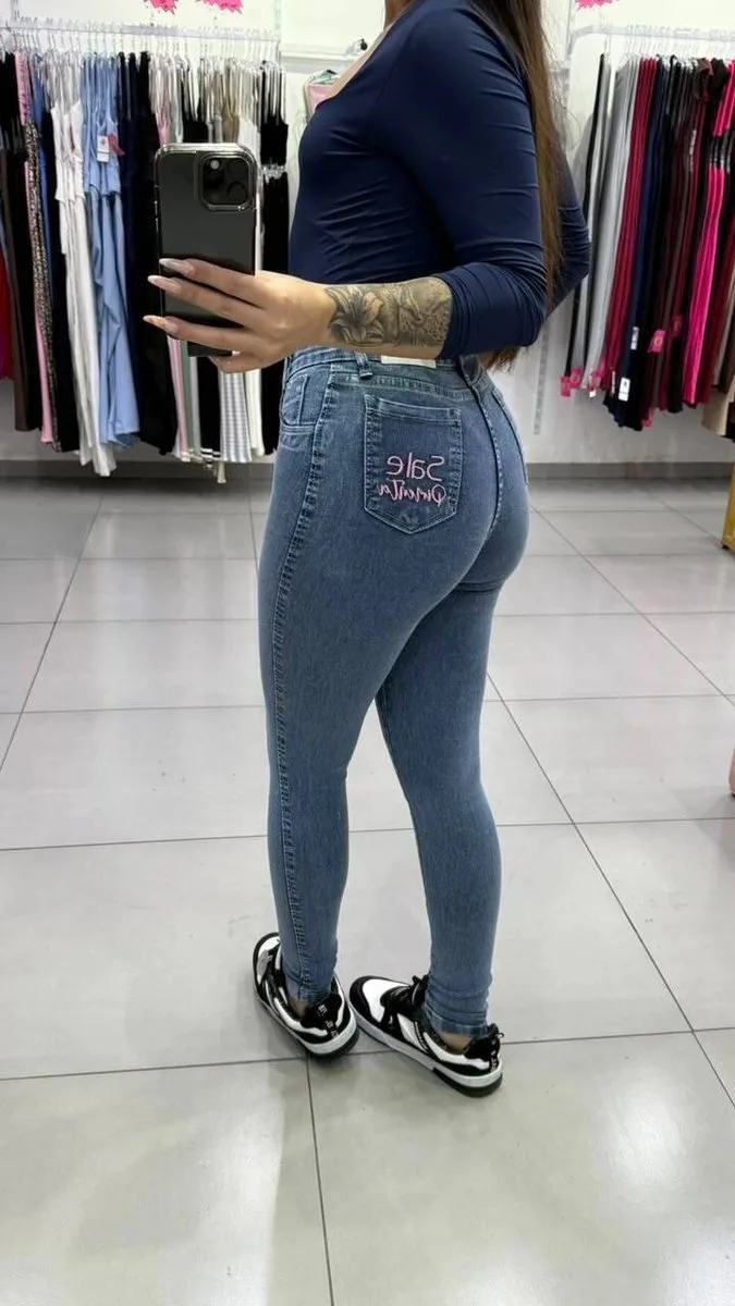 Calça Jeans Sal e Pimenta Lavagem Escura Bordado Rosa Com Botão Rosa - foto 2