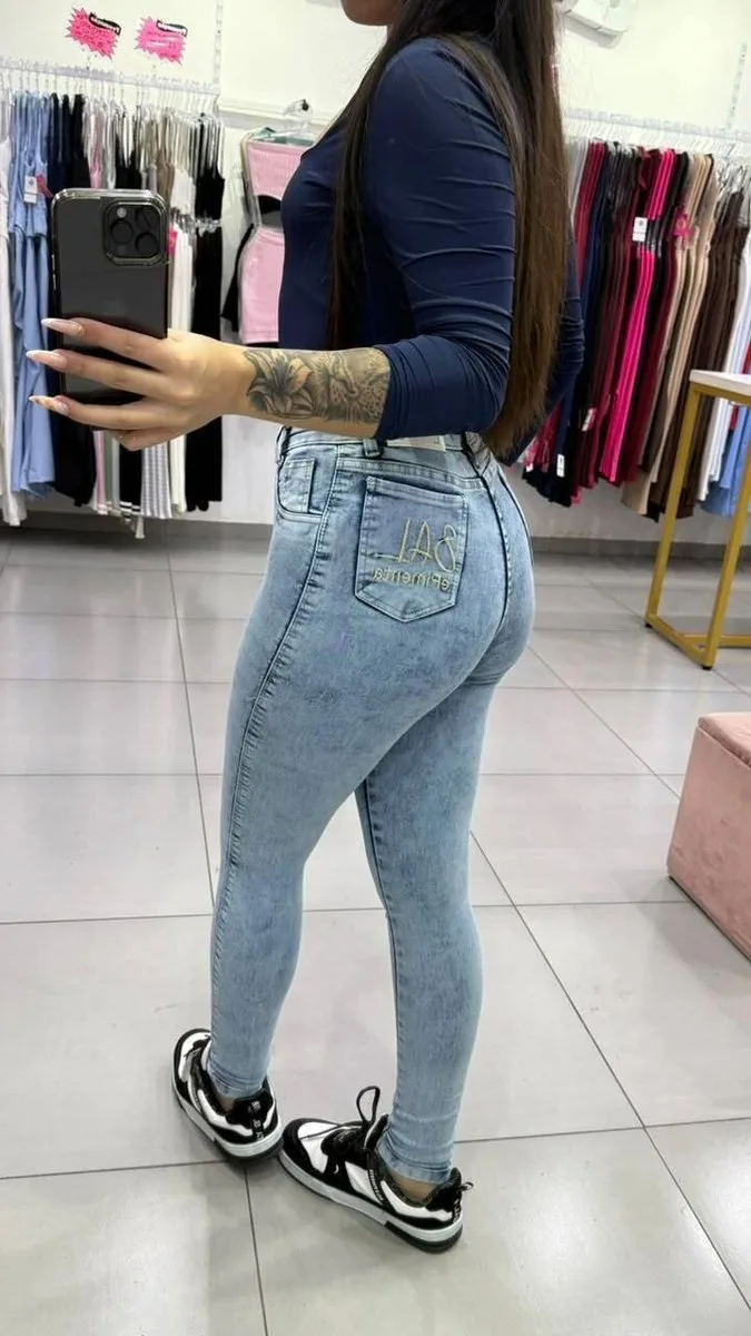 Calça Jeans Sal e Pimenta Lavagem Clara Bordado Bége Com Botão Dourado - foto 2