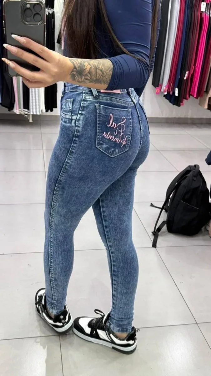 Calça Jeans Sal e Pimenta Lavagem Marmorizada Com Bordado Rosa e Botão Rosa - foto 2