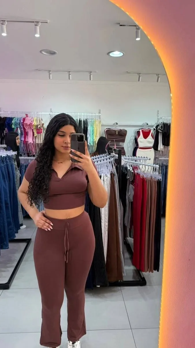 Conjunto Em Poliamida Manga Curta e Gola Pola Calça Flare MARROM - foto 1