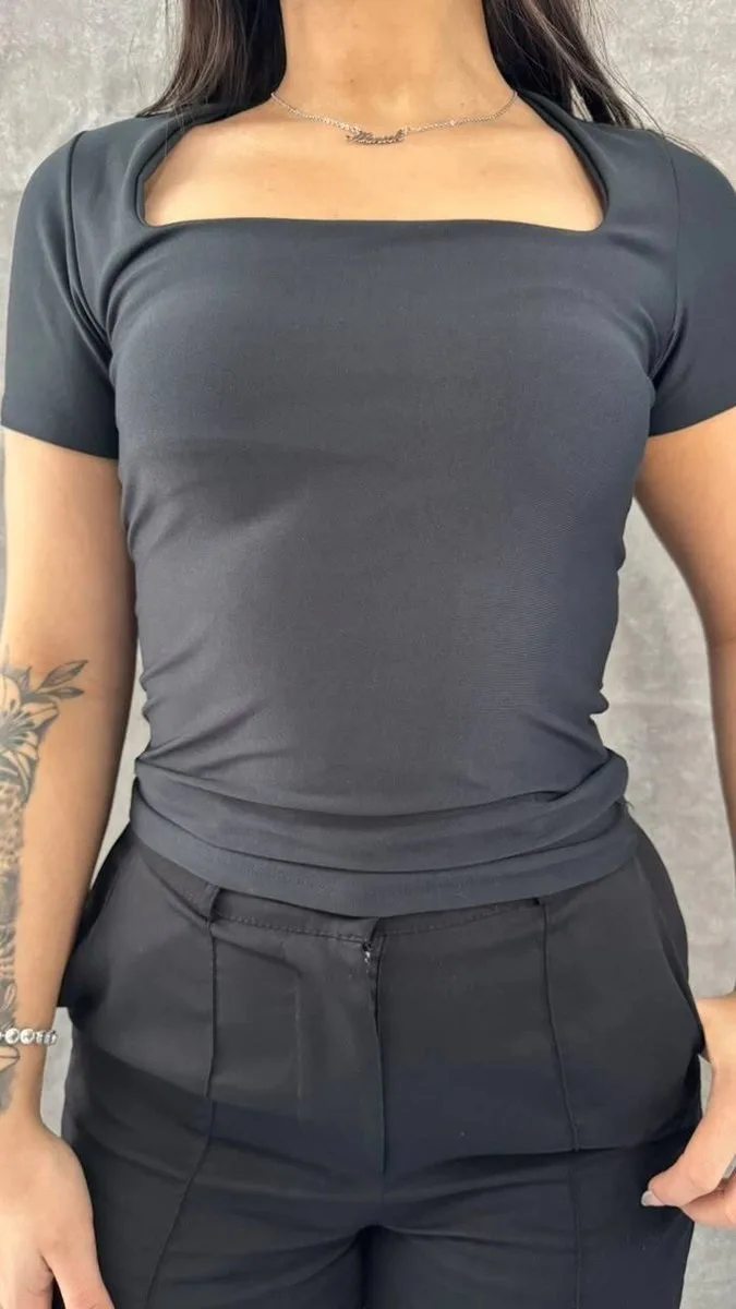 Blusa Gola Quadrada em Suplex Preta - foto 1