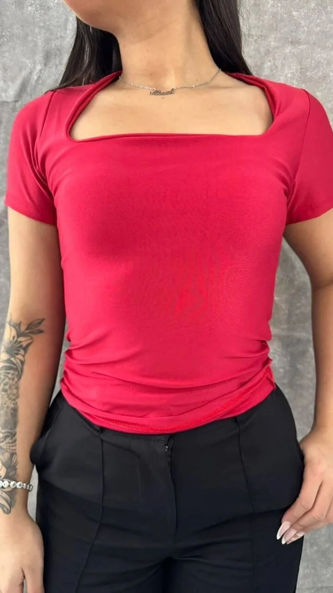 Blusa Gola Quadrada em Suplex Vermelha - foto 1