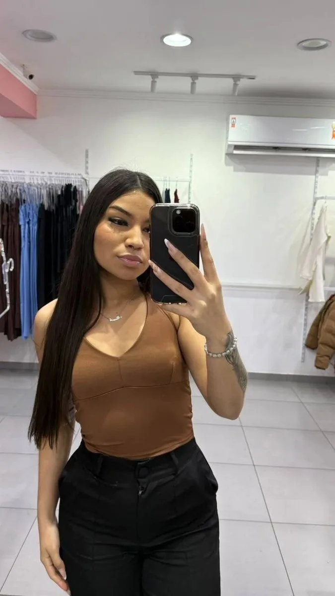 Cropped Com Amarração No Pescoço e Detalhe No Peito Marrom - foto 1