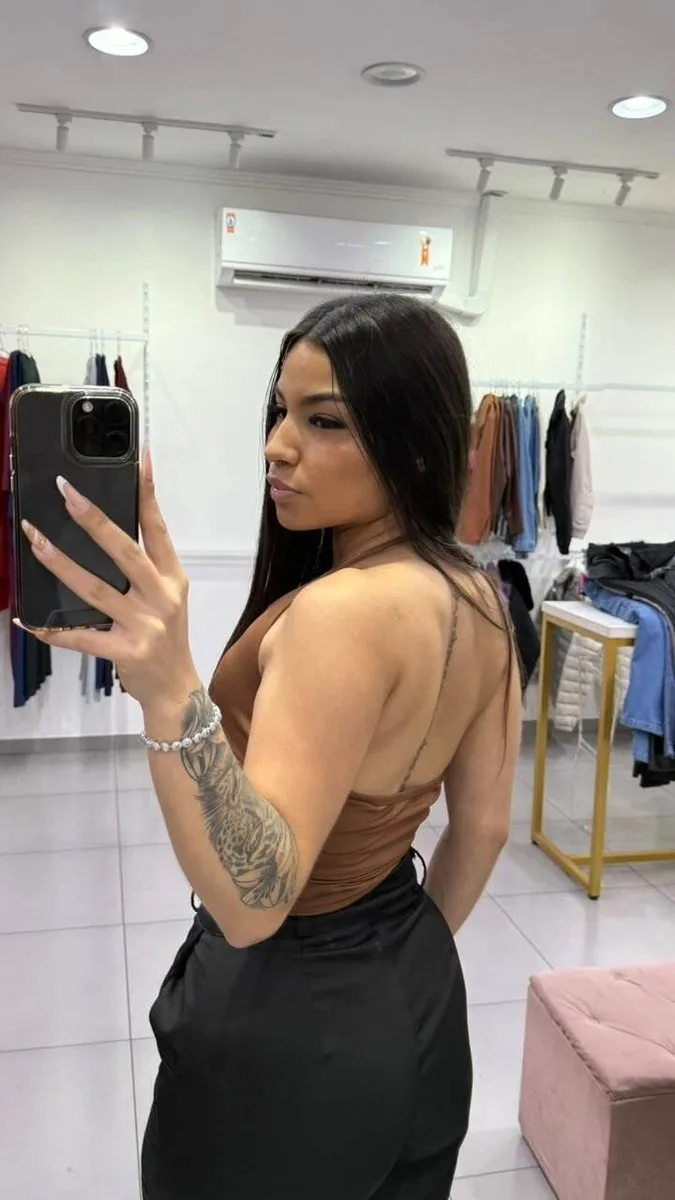 Cropped Com Amarração No Pescoço e Detalhe No Peito Marrom - foto 2