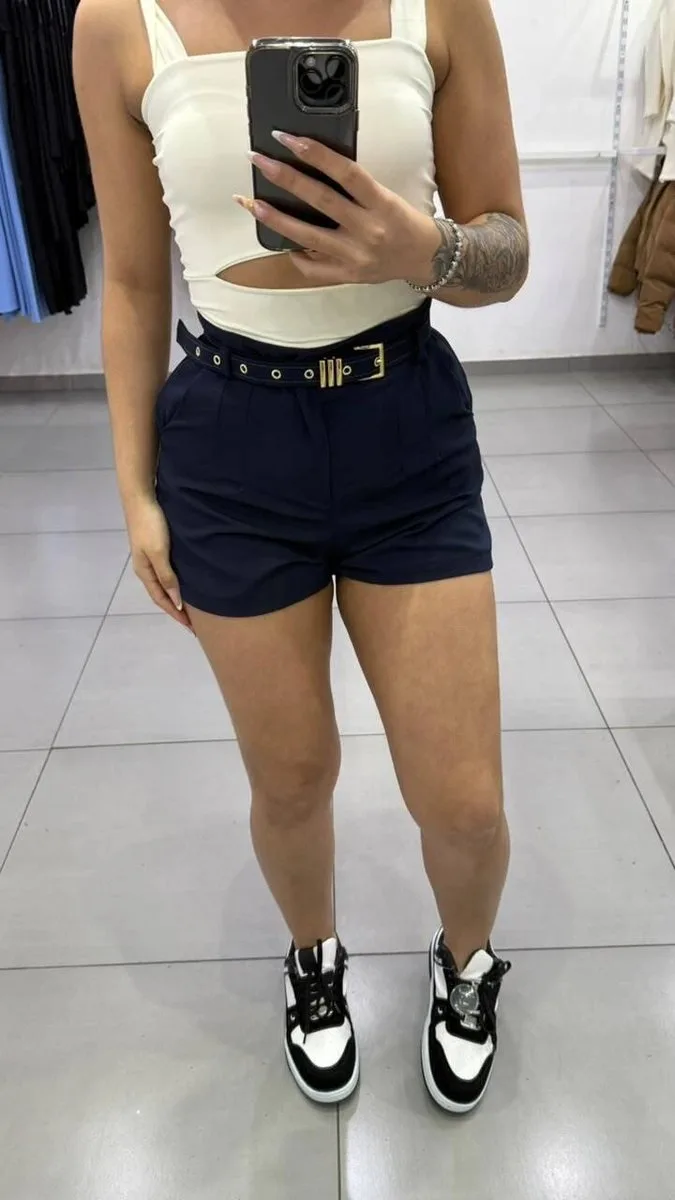 Short Alfaiataria Com Bolsos Nas Laterais e Acompanha Cinto Com Detalhes Dourados Azul Marinho - foto 1