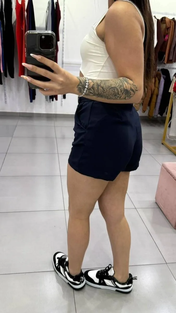 Short Alfaiataria Com Bolsos Nas Laterais e Acompanha Cinto Com Detalhes Dourados Azul Marinho - foto 2