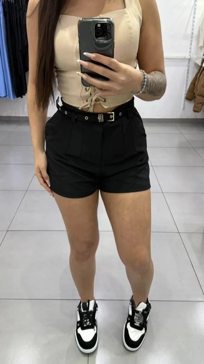 Short Alfaiataria Com Bolsos Nas Laterais e Acompanha Cinto Com Detalhes Dourados Preto - foto 1