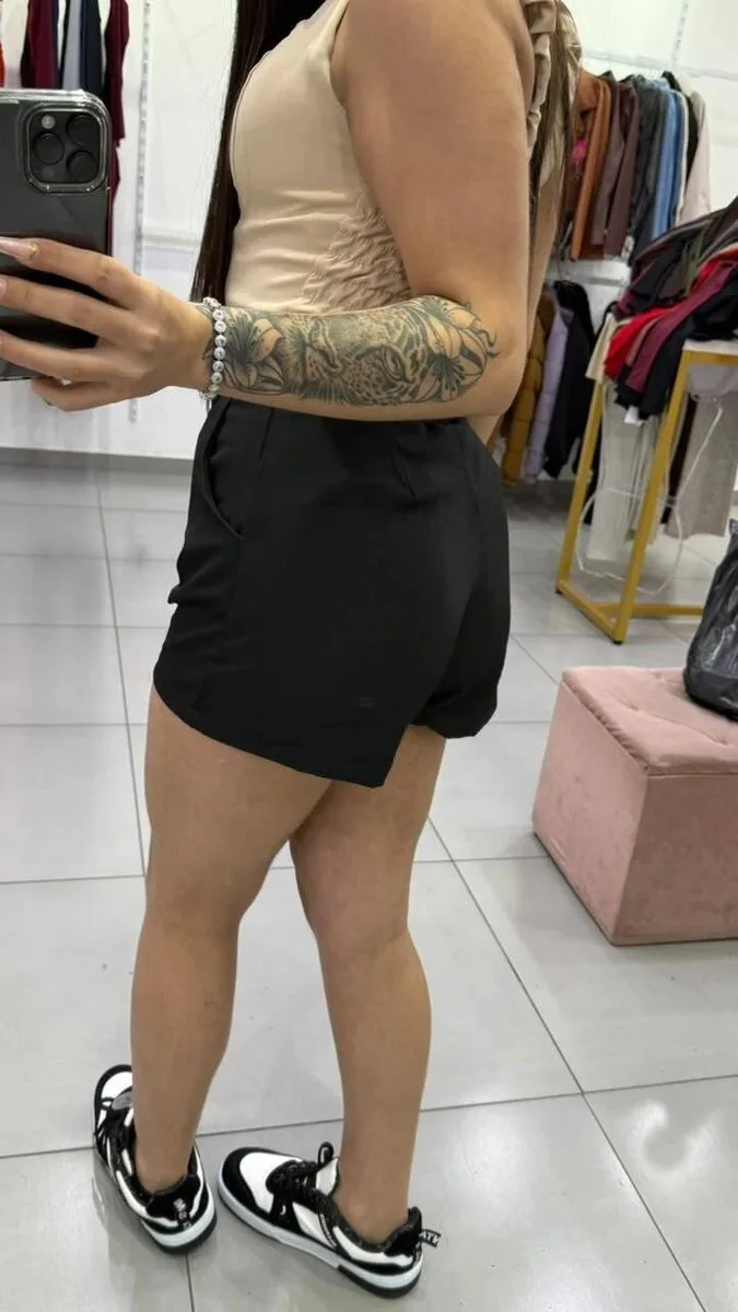 Short Alfaiataria Com Bolsos Nas Laterais e Acompanha Cinto Com Detalhes Dourados Preto - foto 2