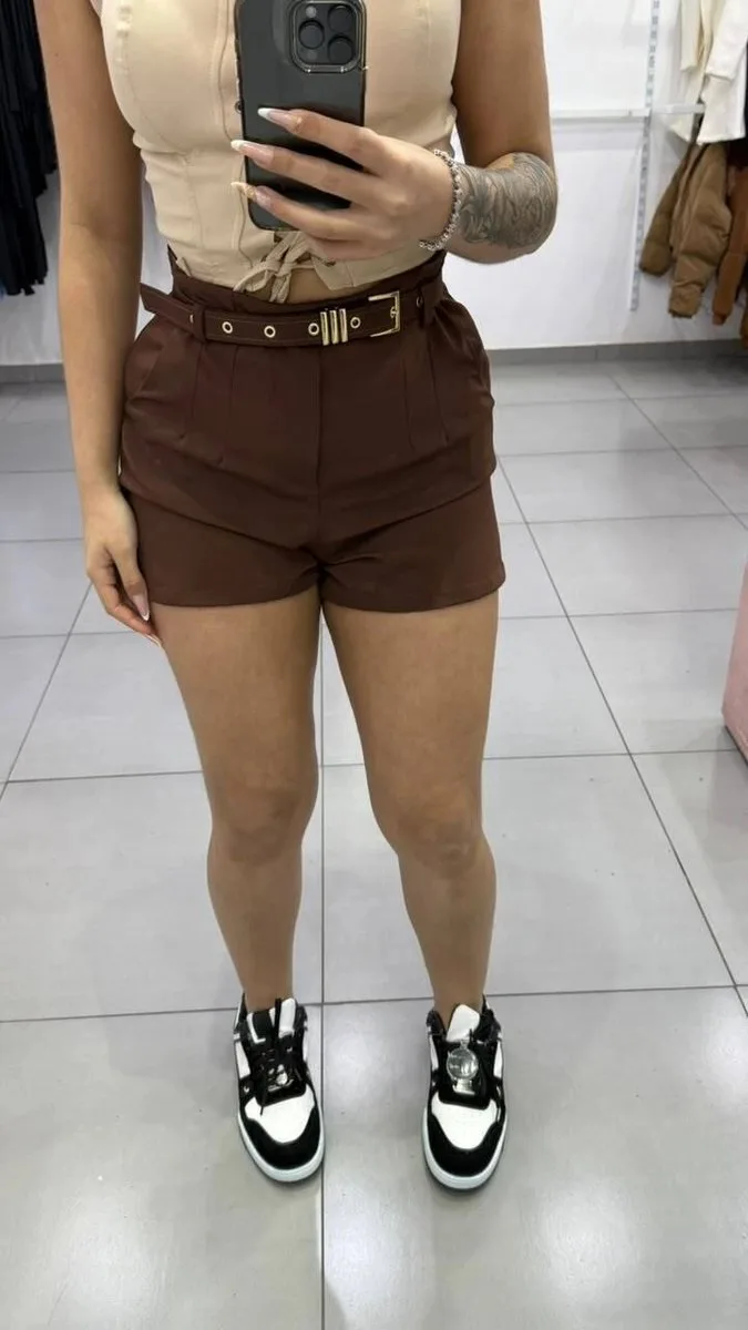 Short Alfaiataria Com Bolsos Nas Laterais e Acompanha Cinto Com Detalhes Dourados Marrom - foto 1