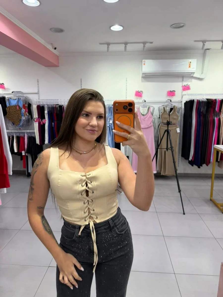 Cropped Em Alfaiataria Com Amarração Na Frente Gola Quadrada e Elasticidade Atrás Bege - foto 1