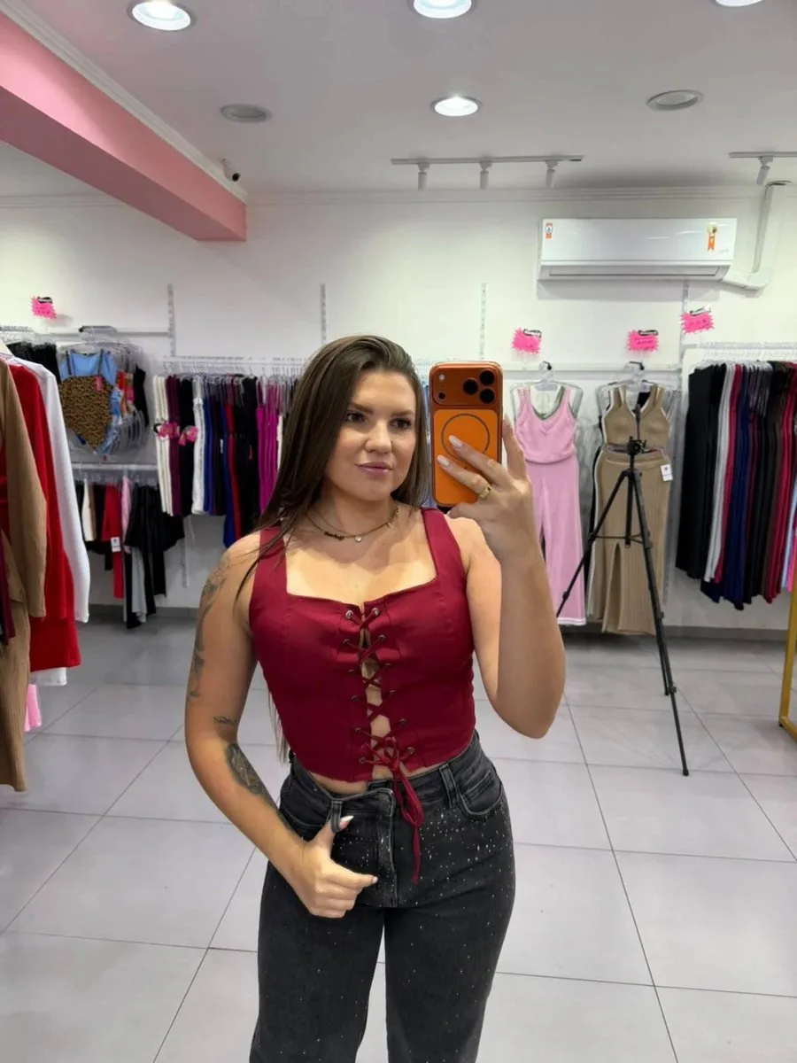 Cropped Em Alfaiataria Com Amarração Na Frente Gola Quadrada e Elasticidade Atrás Vinho - foto 1
