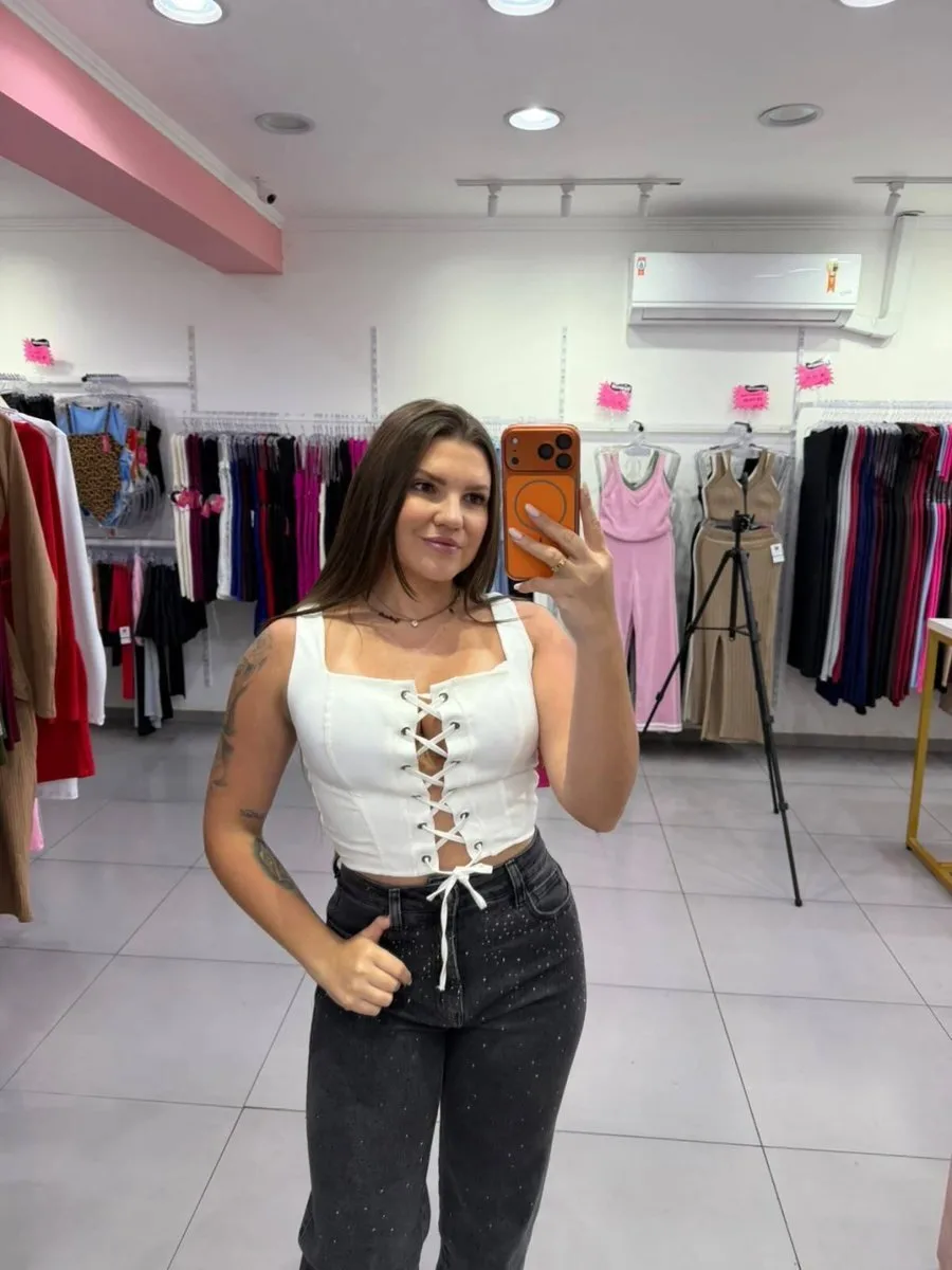 Cropped Em Alfaiataria Com Amarração Na Frente Gola Quadrada e Elasticidade Atrás Branco - foto 1