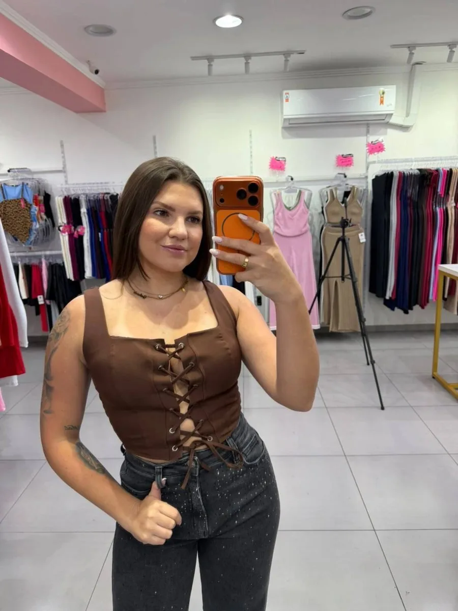 Cropped Em Alfaiataria Com Amarração Na Frente Gola Quadrada e Elasticidade Atrás Marrom - foto 1