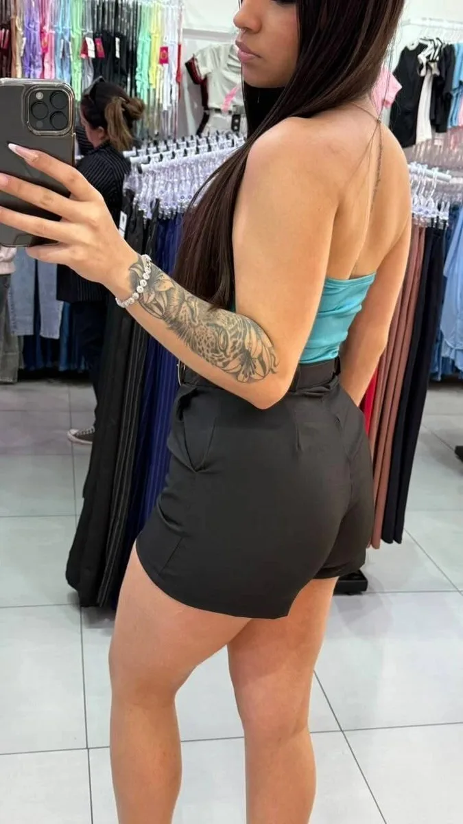 Short Alfaiataria Acompanha Cinto Com Detalhe De Corrente Preto - foto 2