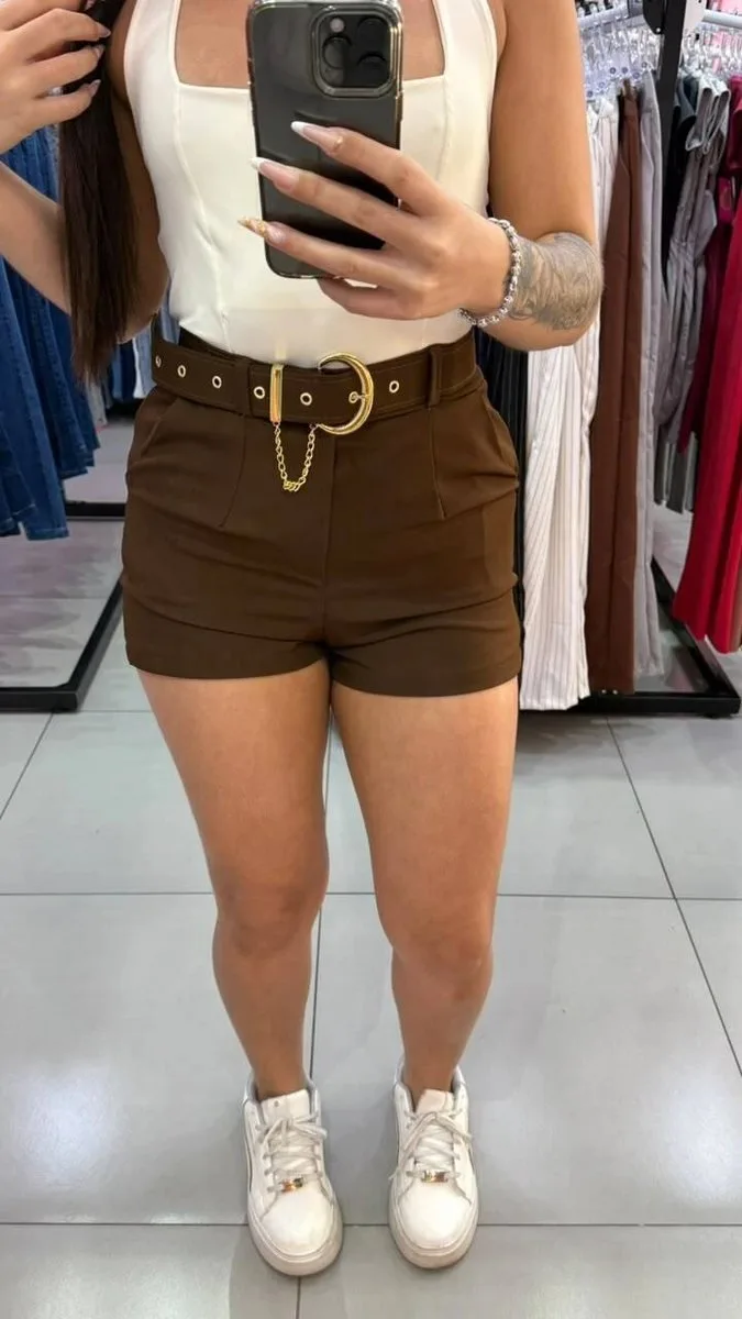 Short Alfaiataria Acompanha Cinto Com Detalhe De Corrente Marrom - foto 1