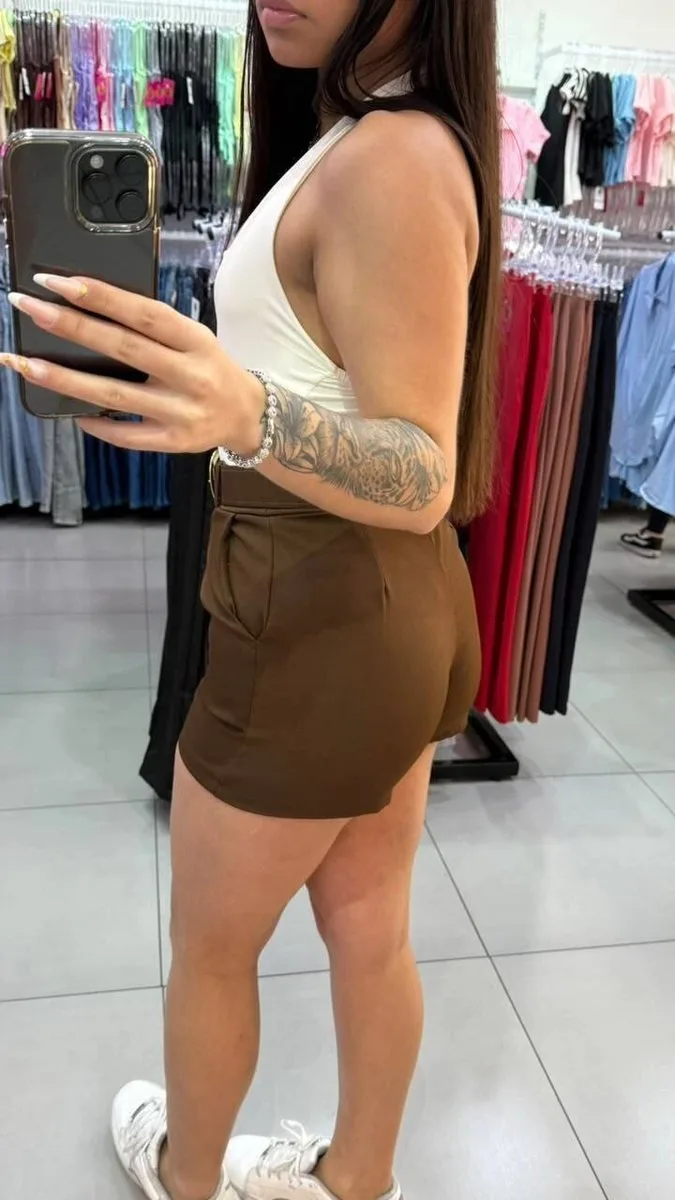 Short Alfaiataria Acompanha Cinto Com Detalhe De Corrente Marrom - foto 2