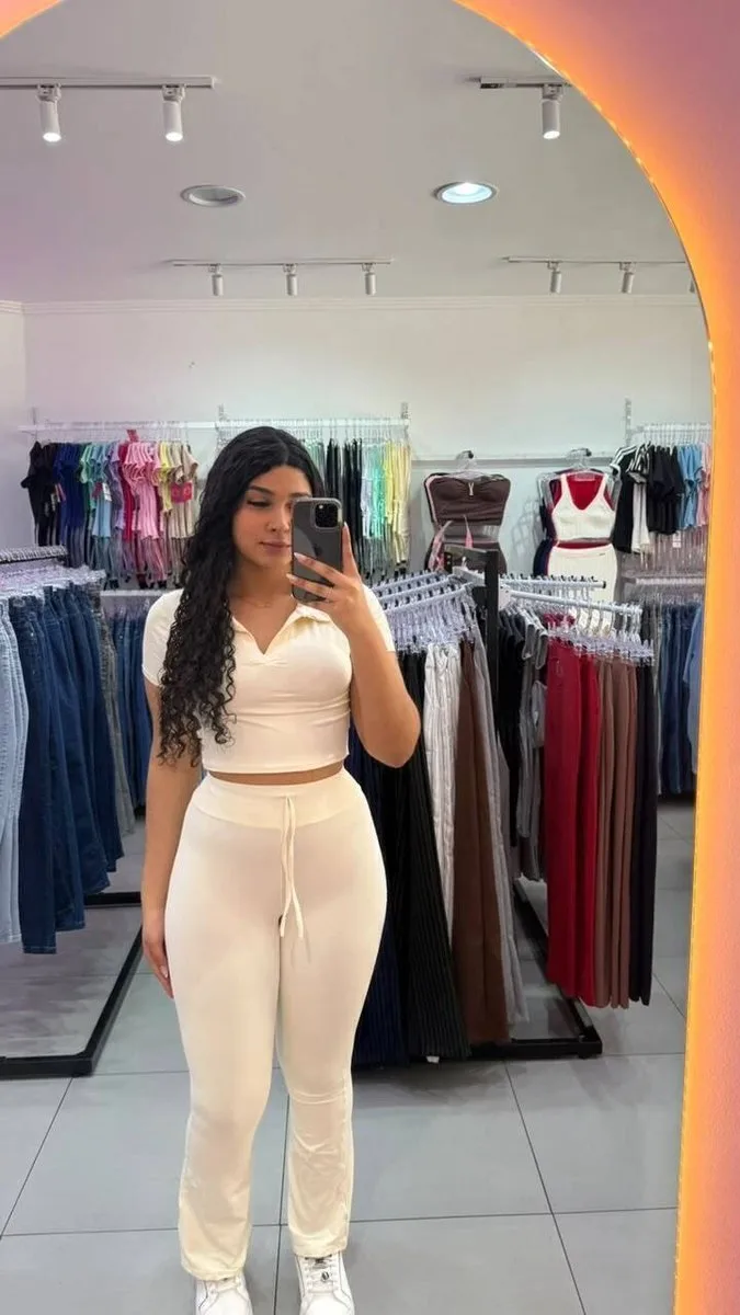 Conjunto Em Poliamida Manga Curta e Gola Pola Calça Flare BEGE - foto 1