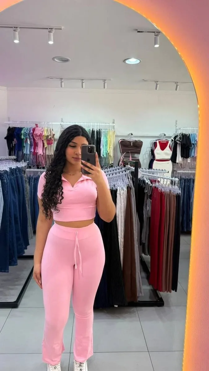 Conjunto Em Poliamida Manga Curta e Gola Pola Calça Flare Rosa - foto 1