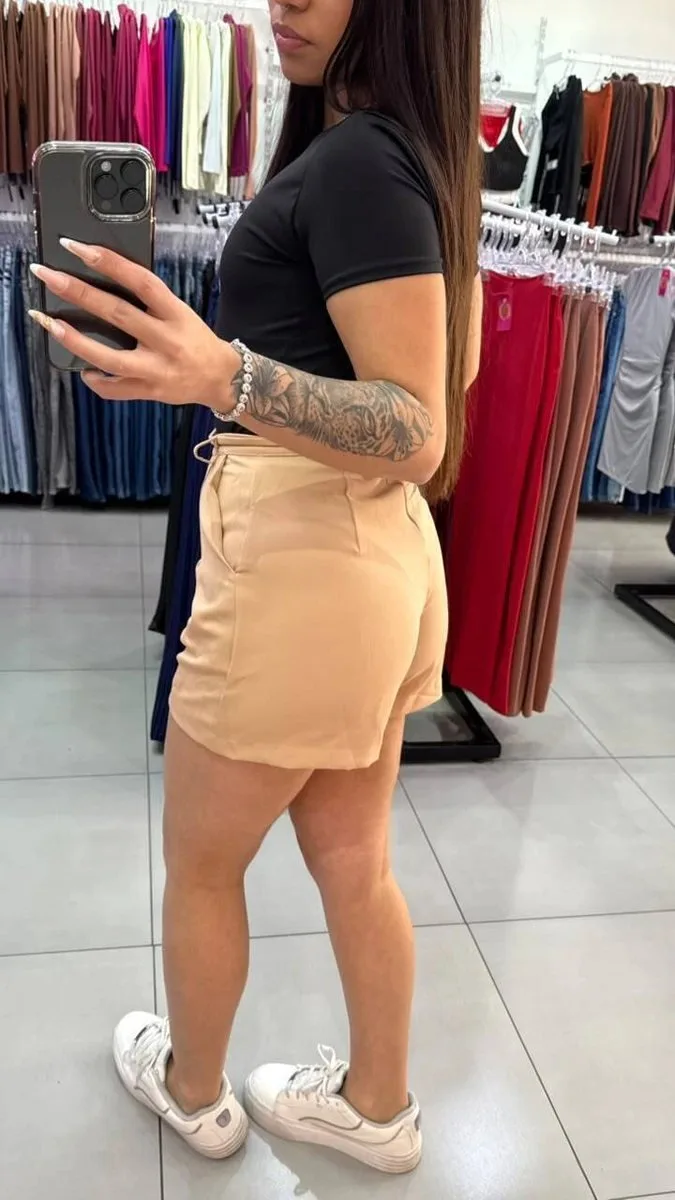 Short Alfaiataria Com Bolsos Nas Laterais Bege - foto 2