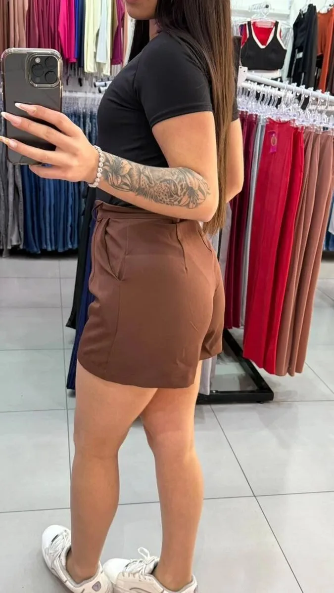 Short Alfaiataria Com Bolsos Nas Laterais Marrom - foto 2