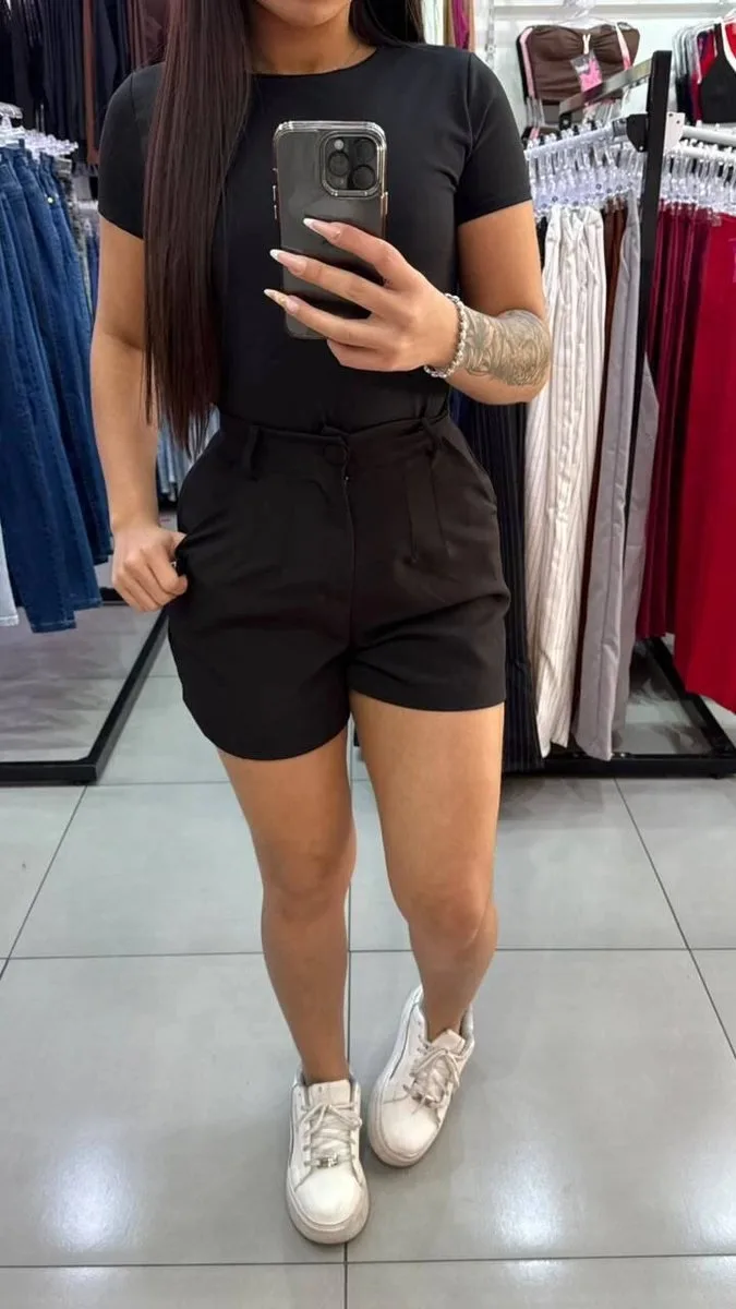 Short Alfaiataria Com Bolsos Nas Laterais Preto - foto 1