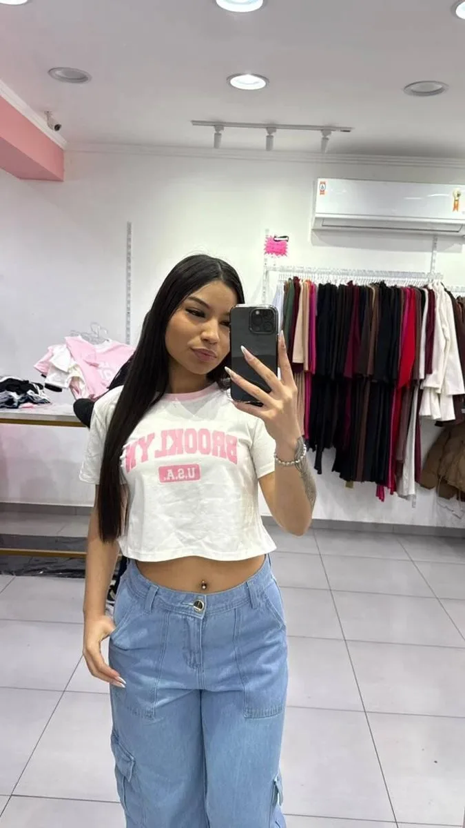 T-shirt Curta Brooklyn Branca Com Escrita Rosa e Gola Rosa - foto 1