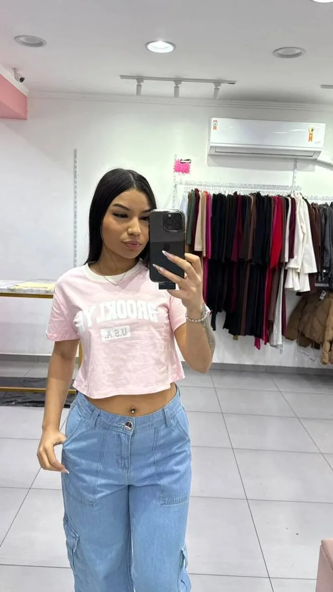 T-shirt Curta Brooklyn Rosa Com Escrita Branca e Gola Branca - foto 1