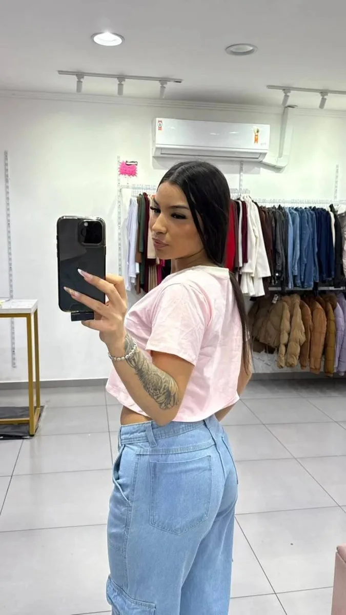 T-shirt Curta Brooklyn Rosa Com Escrita Branca e Gola Branca - foto 2