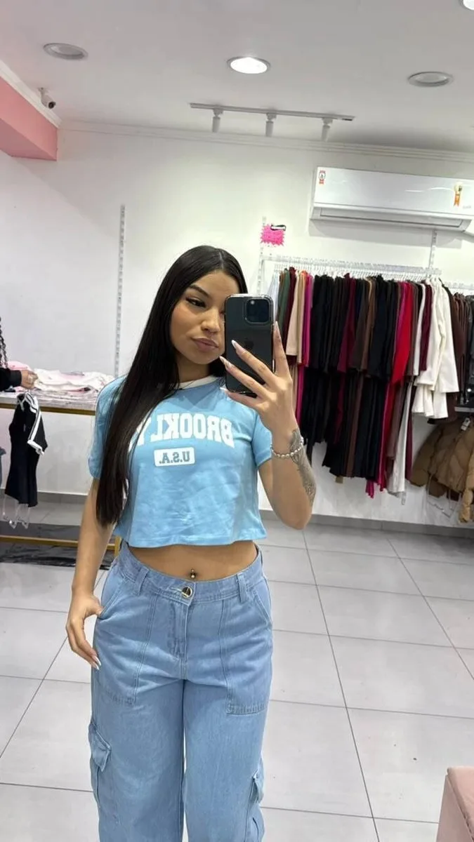 T-shirt Curta Brooklyn Azul Com Escrita Branca e Gola Branca - foto 1