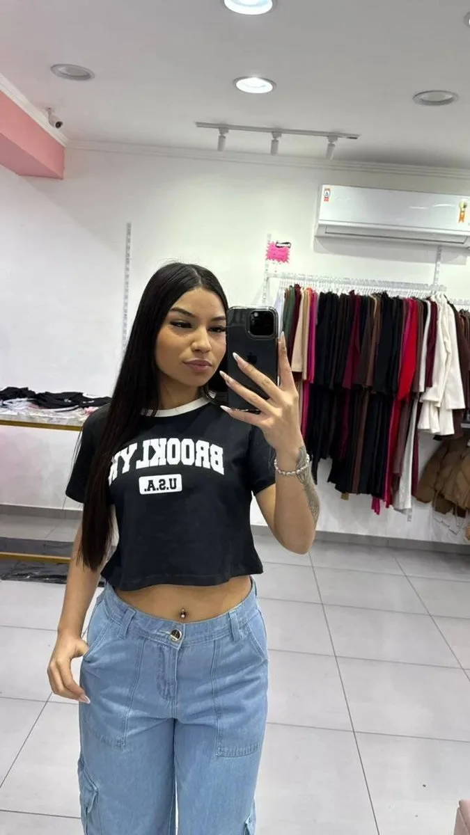 T-shirt Curta Brooklyn Preta Com Escrita Branca e Gola Branca - foto 1
