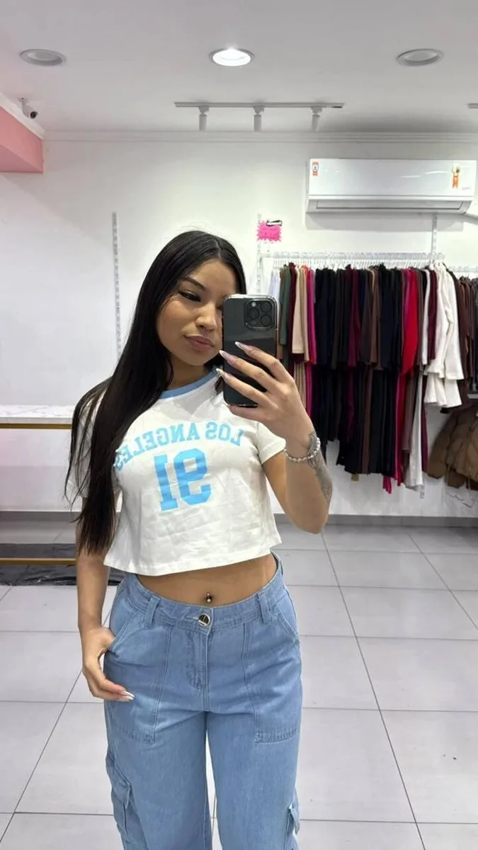 T-shirt Curta Los Angeles Branca Com Escrita Azul e Gola Azul - foto 1