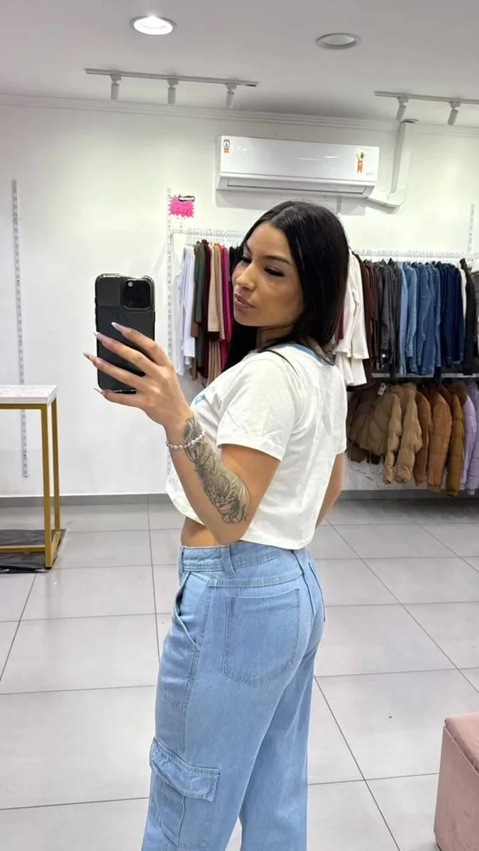 T-shirt Curta Los Angeles Branca Com Escrita Azul e Gola Azul - foto 2