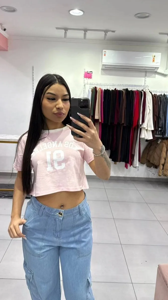 T-shirt Curta Los Angeles Rosa Com Escrita Branca e Gola Branca - foto 1