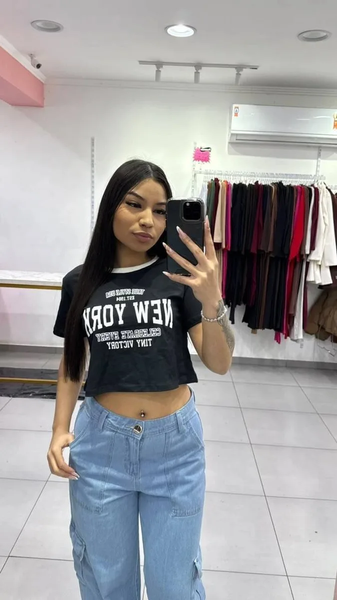 T-shirt Curta New York Preta Com Escrita Branca e Gola Branca - foto 1