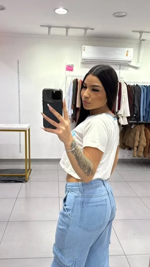 T-shirt Curta New York Branca Com Escrita Rosa e Gola Rosa - foto 2