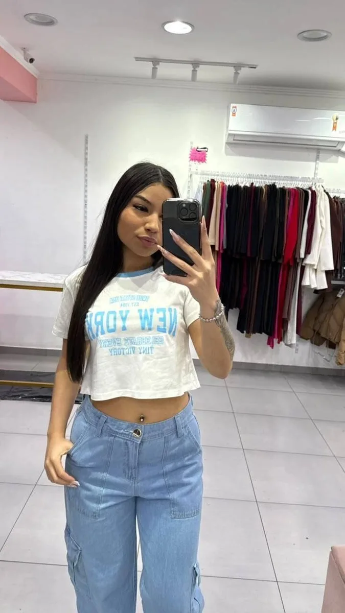 T-shirt Curta New York Branca Com Escrita Azul e Gola Azul - foto 1