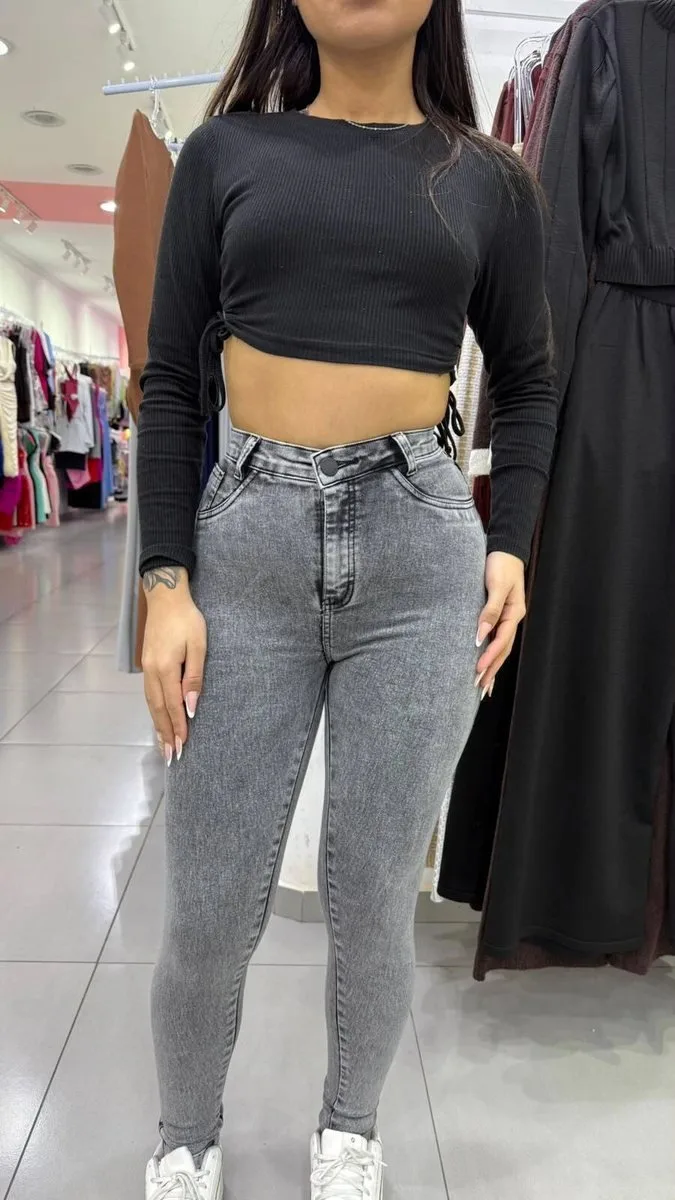 Calça Jeans Sal e Pimenta Lavagem Gravite Bordado Preto e Botão Preto - foto 1