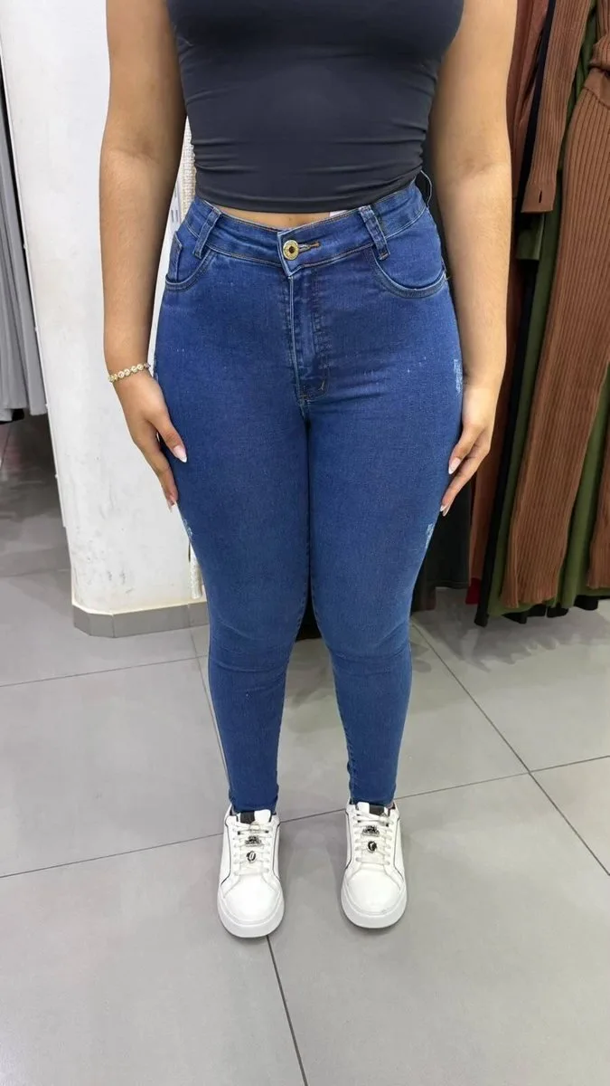 Calça Jeans Sal e Pimenta Lavagem Escura Com Detalhe de Rasgo Bordado Nude e Botão Dourado - foto 1