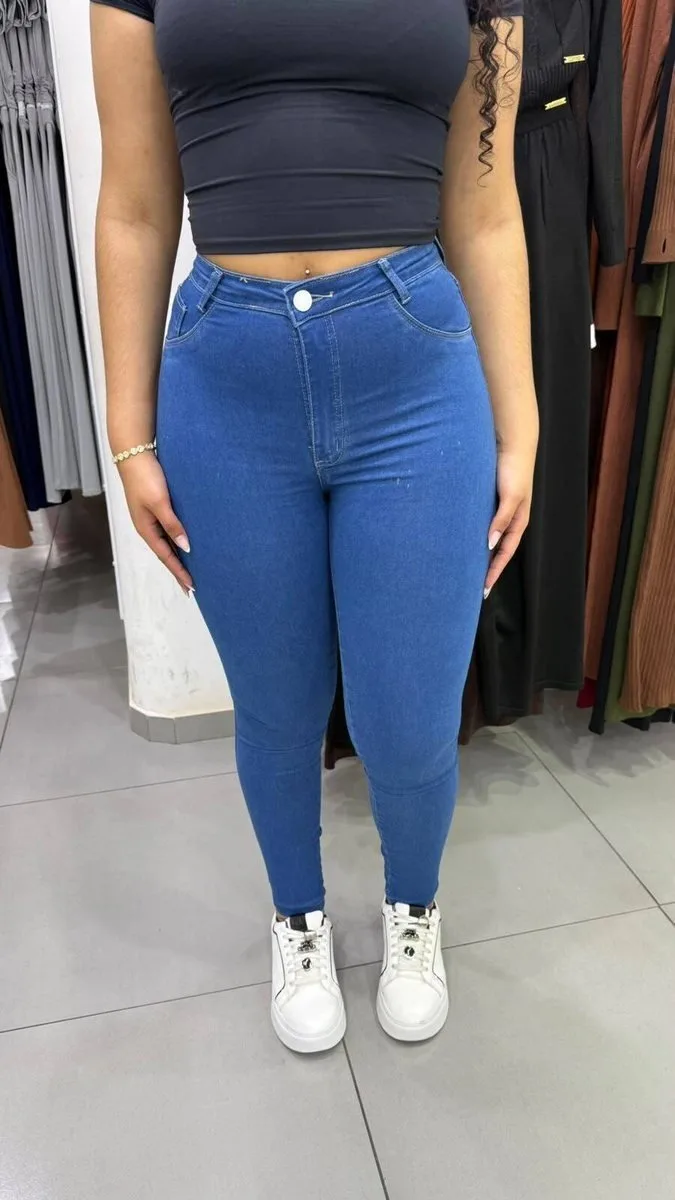 Calça Jeans Sal e Pimenta Lavagem Tradicional Com Bordado Branco e Pimenta Branca - foto 1