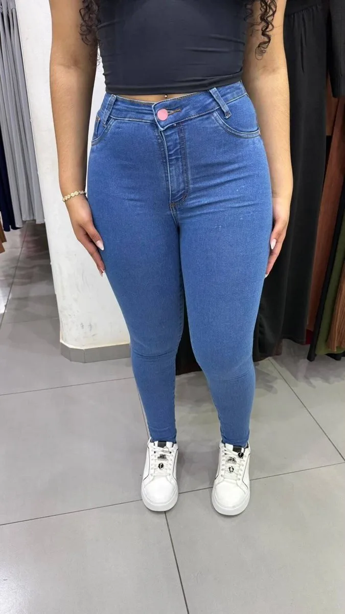 Calça Jeans Sal e Pimenta Lavagem Tradicional Com Bordado Rosa e Botão Rosa - foto 1