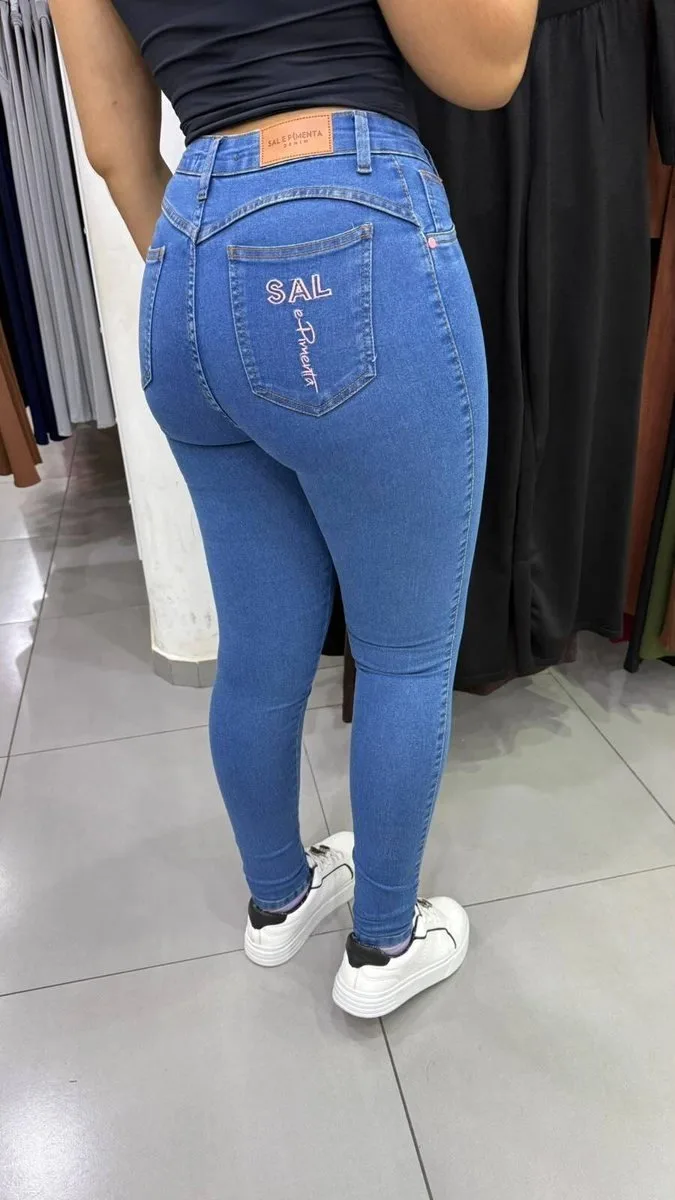 Calça Jeans Sal e Pimenta Lavagem Tradicional Com Bordado Rosa e Botão Rosa - foto 2