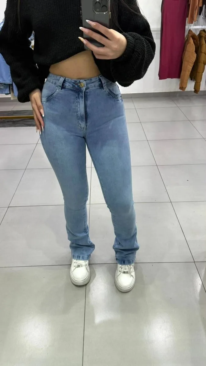 Calça Jeans Flare Lavagem Clara Com Manchas Nas Laterais e Botão Dourado Peg Vest - foto 1
