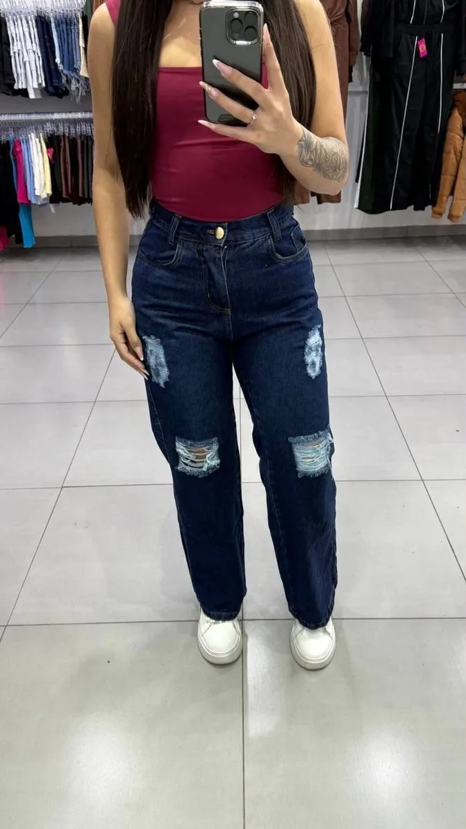 Calça Jeans Wide Leg Lavagem Escura Com Detalhes Rasgado - foto 1