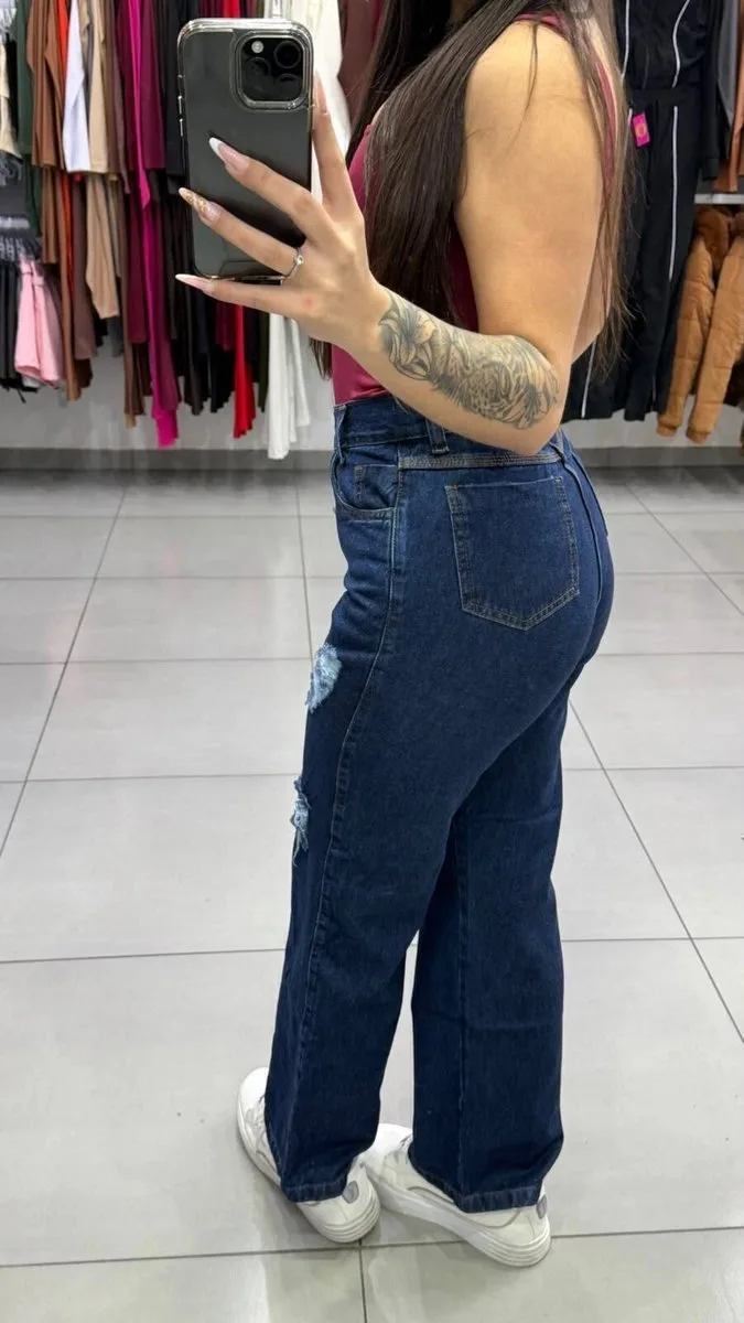 Calça Jeans Wide Leg Lavagem Escura Com Detalhes Rasgado - foto 2