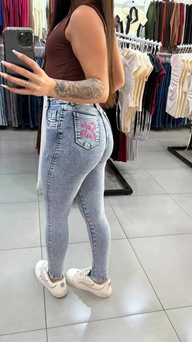Calça Jeans Sal e Pimenta Azul Marmorizado Prime Botão Rosa e Escrita Rosa - foto 2