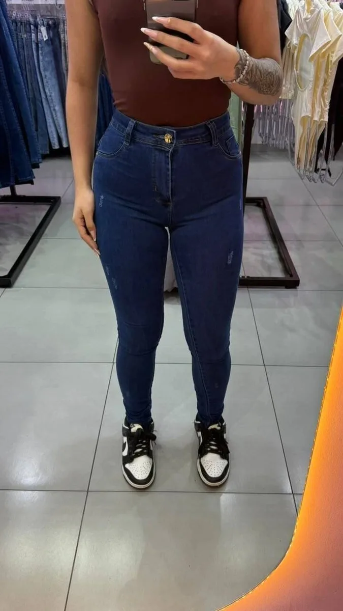 Calça Jeans Lavagem Escura Com Detalhe Rasgado Botão Dourado - foto 1