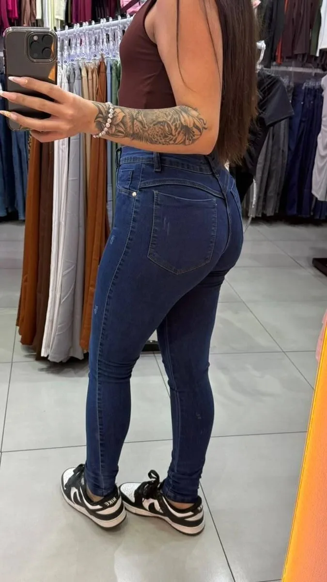 Calça Jeans Lavagem Escura Com Detalhe Rasgado Botão Dourado - foto 2