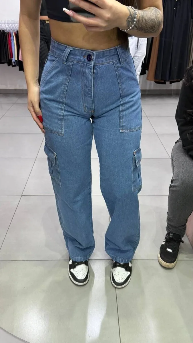 Calça Jeans Wide Cargo Lavagem Azul Mar Com Botão Preto/Branco - foto 1