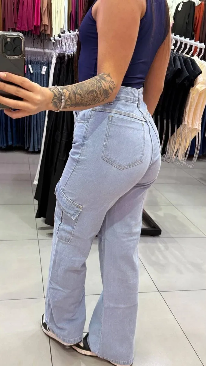 Calça Jeans Wide Cargo Lavagem Azul Claro Com Botão Dourado - foto 2
